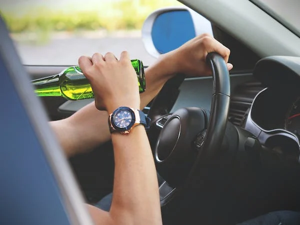 Alcohol al volante y daños materiales