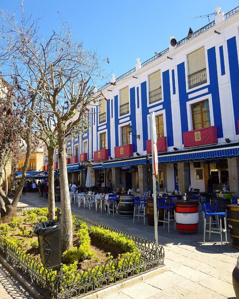 Plaza de España de Valdepeñas, con sus soportales blancos y azules